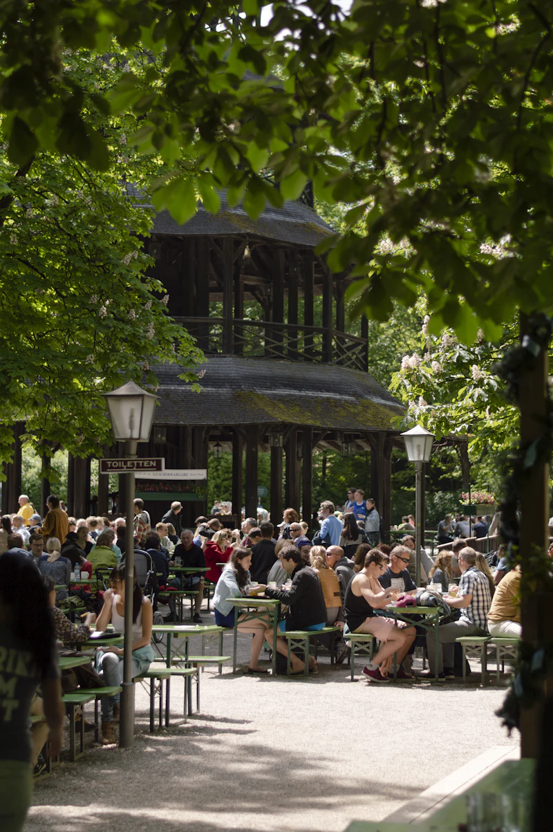 Biergarten unter Bäumen
