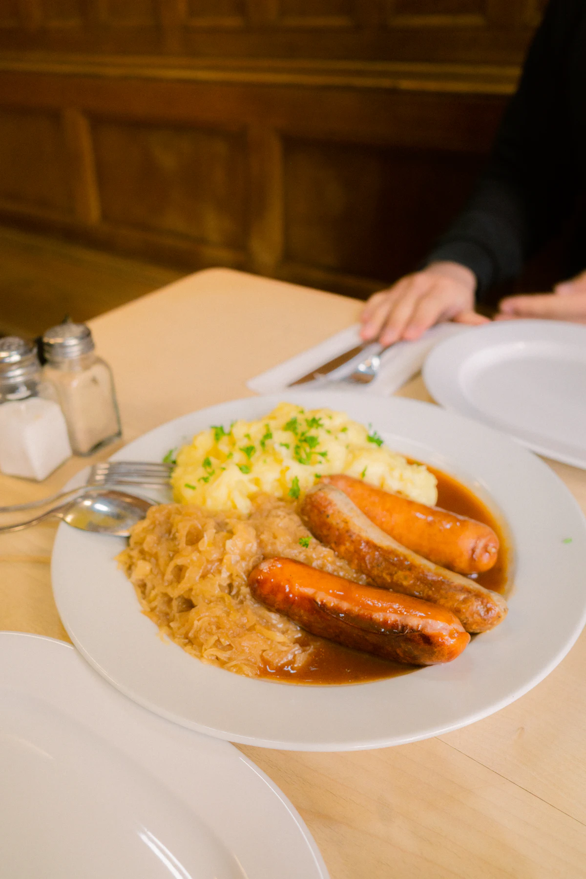 Bratwürste mit Sauerkraut und Kartoffelpüree auf einem Teller
