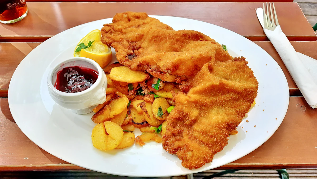 Schnitzel mit Beilage auf einem Teller